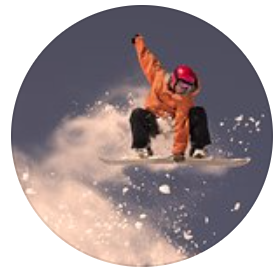 immagine di ragazzo con snowboarda
