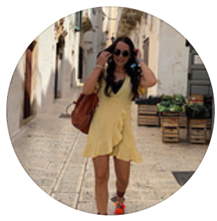 Immagine di giovane ragazza in giro per i vicoli salentini