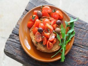 la frisa salentina con olive e rucola