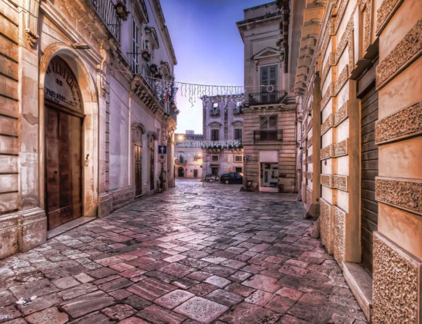 centro storico di galatina nel periodo natalizio con basolato tipico del salento in primo piano