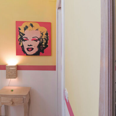 Particolare dell'arredamento della camera singola rosa