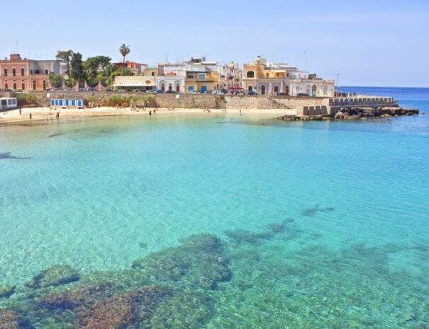 Foto del mare di santa maria al bagno con spiaggia sotto le mura